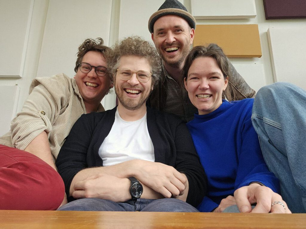 Das Gruppenfoto zeigt Nico Franke, Hans Peters, Malte Andritter und Theresa Frey vom Theaterkollektiv Prinzip Rauschen.
